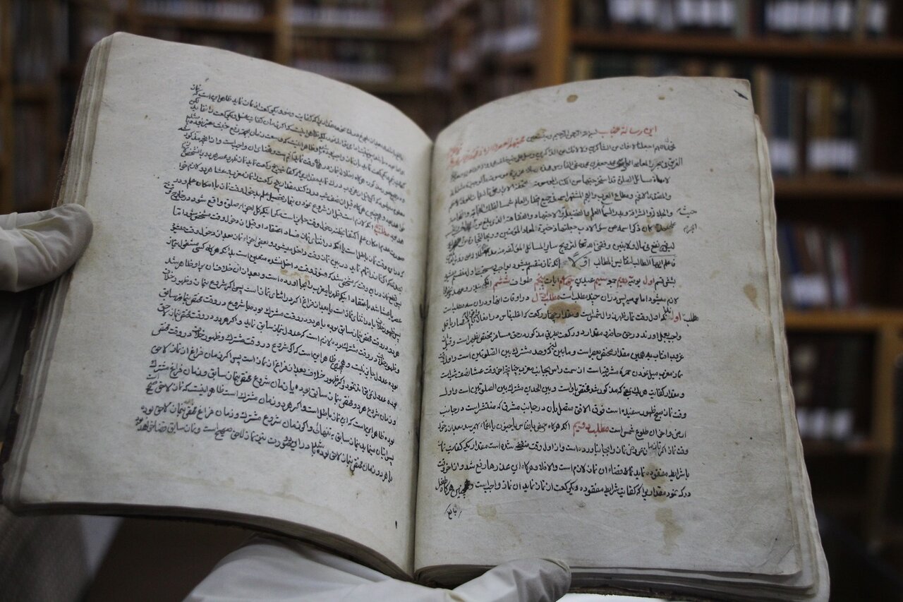 یک نسخه کتاب چاپ سنگی به کتابخانههای عمومی استان مرکزی اهدا شد