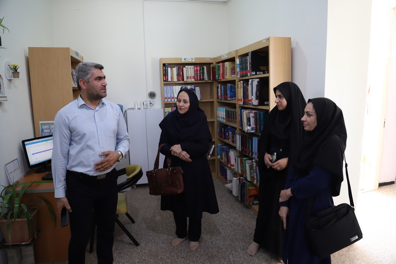 اساتید دانشگاه خلیج فارس از کتابخانههای عمومی استان بوشهر بازدید کردند