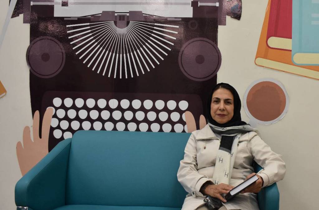 آشنایی من با کتاب از دوران کودکی آغاز شد