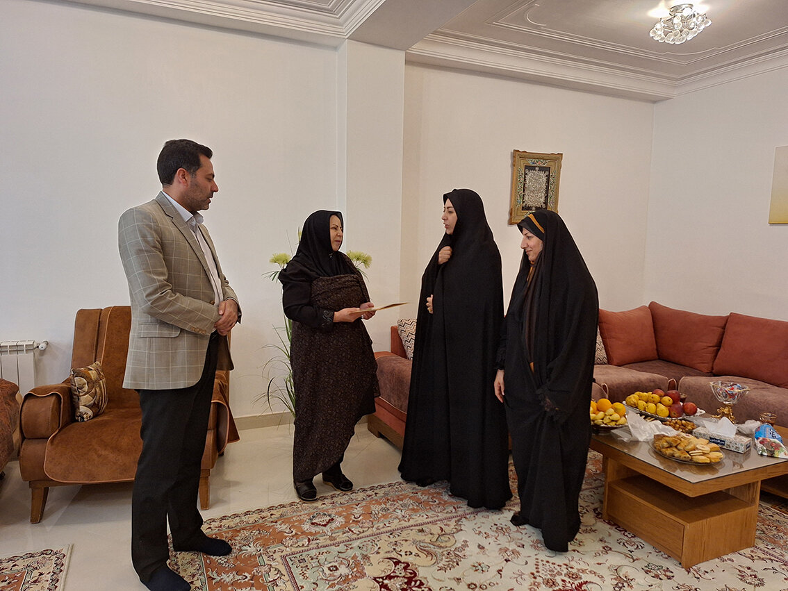 دیدار مدیرکل کتابخانه‌های عمومی ایلام با خانواده شهید فرزاد علی کرمی