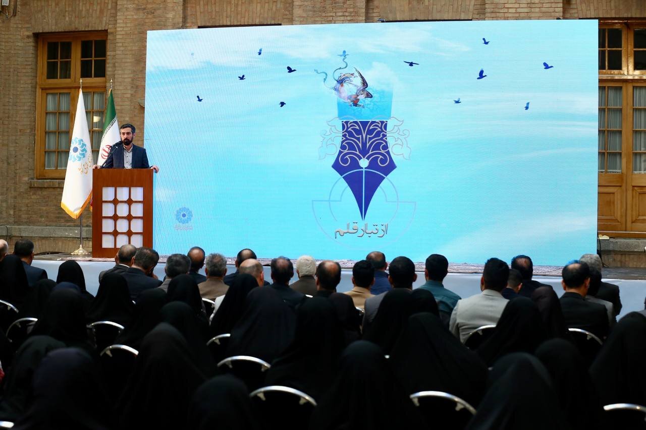 باید تلاش کنیم تا نویسنده، کتاب و قلم به جایگاه حقیقی خود برسند