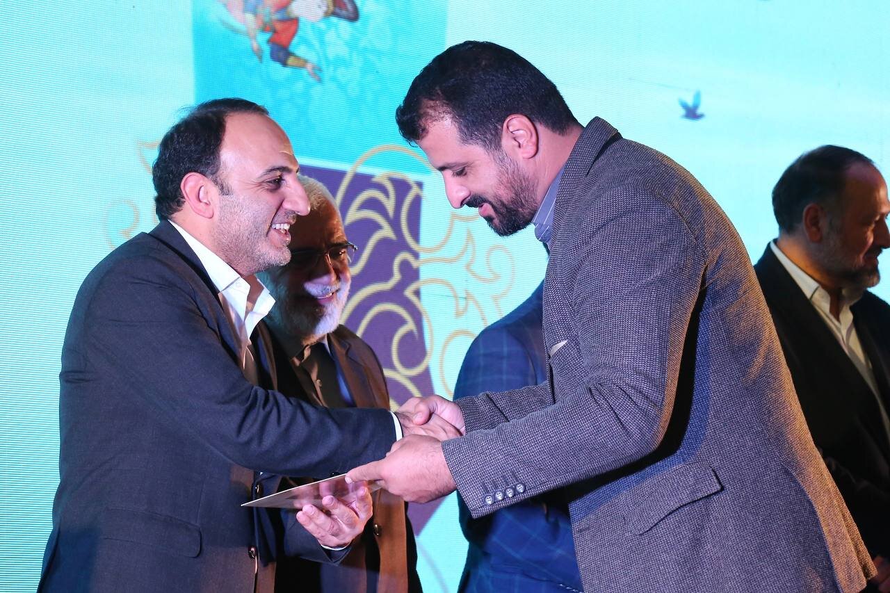 باید تلاش کنیم تا نویسنده، کتاب و قلم به جایگاه حقیقی خود برسند