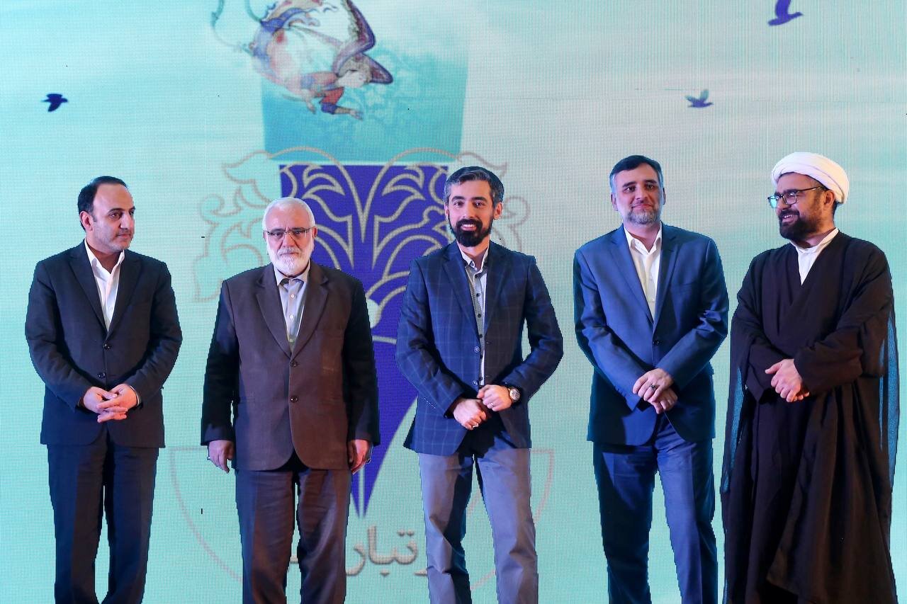 باید تلاش کنیم تا نویسنده، کتاب و قلم به جایگاه حقیقی خود برسند