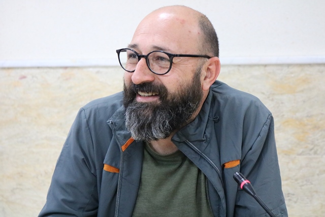 چراغ زبان فارسی در شبه قاره هند، بهواسطه جلسات حضرت آقا با شاعران فارسیگوی منطقه روشن مانده است