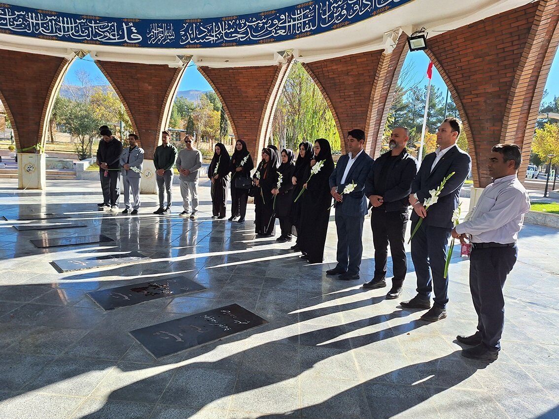 تجدید میثاق کارکنان ادارهکل کتابخانههای عمومی ایلام با آرمان های شهدا