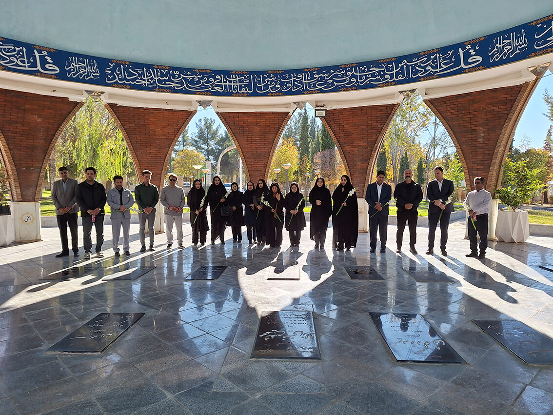 تجدید میثاق کارکنان ادارهکل کتابخانههای عمومی ایلام با آرمان های شهدا