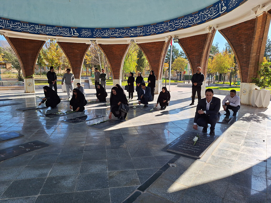 تجدید میثاق کارکنان ادارهکل کتابخانههای عمومی ایلام با آرمان های شهدا