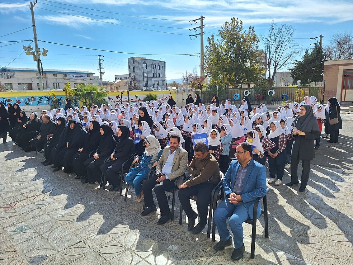 زنگ کتاب با شعار «خواندن برای همدلی» در مدرسه توحید ۱ ایلام نواخته شد