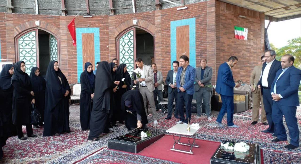 تجدید میثاق کتابداران و کارکنان اداره کل کتابخانه های عمومی خراسان جنوبی با آرمانهای امام راحل(ره)