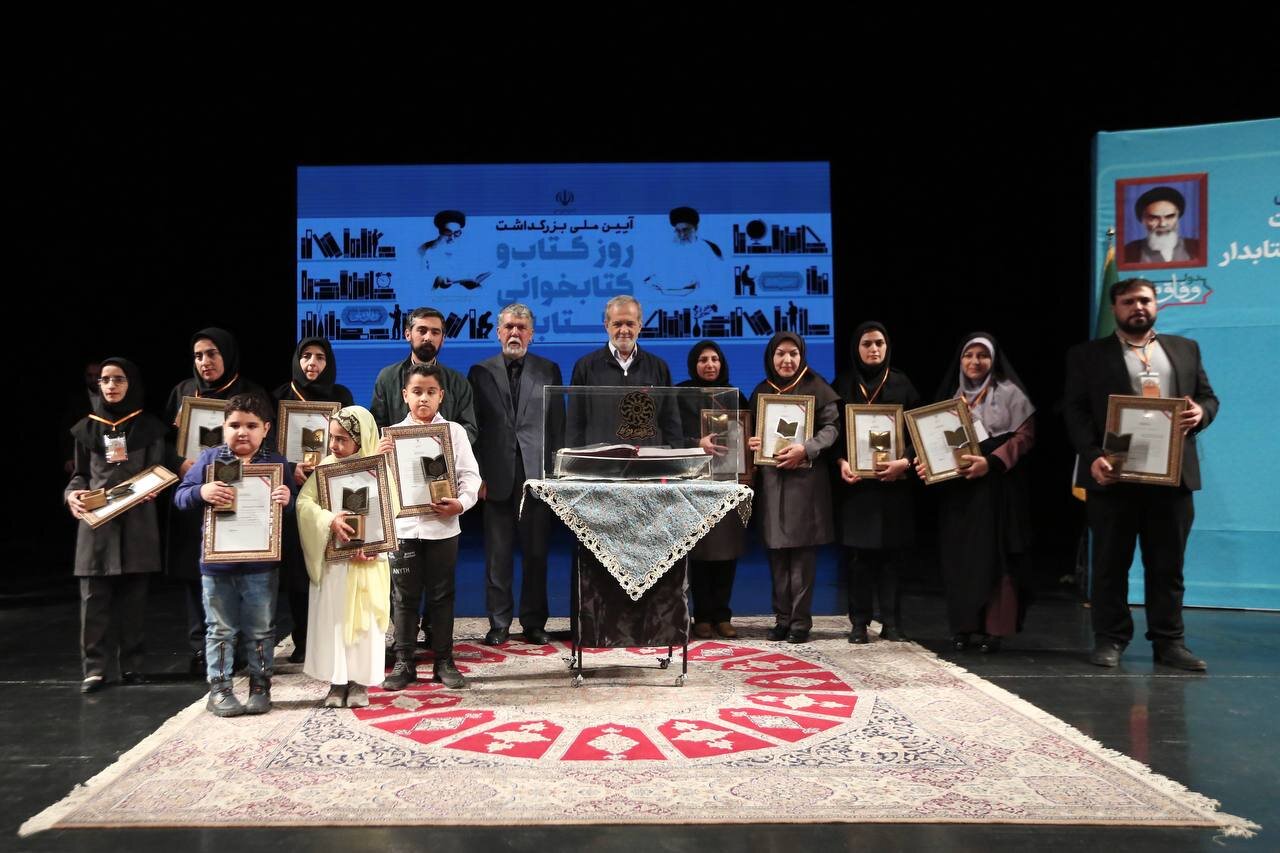 خواندن و آگاهی سازنده نگاه و زبان مشترک و وحدت است/ بیان دغدغهها و مطالبات اهالی کتاب و کتابداران با رئیسجمهور