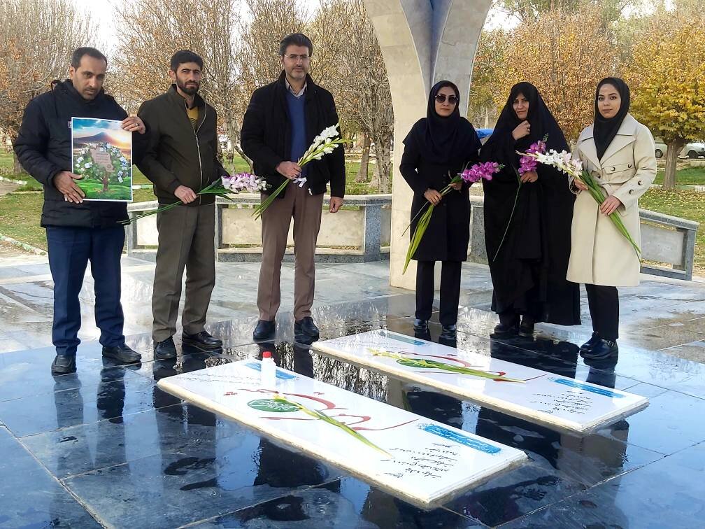 تجدید میثاق کارکنان کتابخانههای عمومی آذربایجان غربی با آرمان های امام راحل(ره)