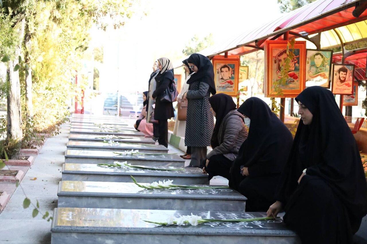 تجدید میثاق کارکنان کتابخانههای عمومی آذربایجان غربی با آرمان های امام راحل(ره)