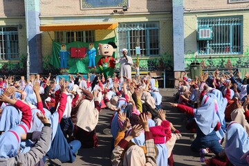 نواخته شدن زنگ کتاب و کتابخوانی در هفته کتاب با حضور سرپرست اداره کل کتابخانه های عمومی خراسان رضوی در دبستان ابتدایی دوره اول دخترانه خلیج فارس مشهد