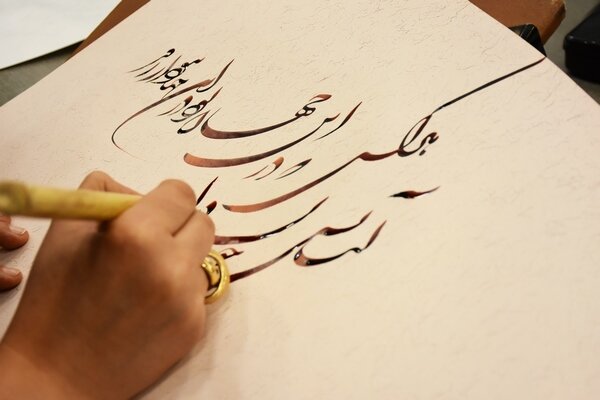 مشق کتاب زیر سقف قدیمی ترین کتابخانه عمومی فارس