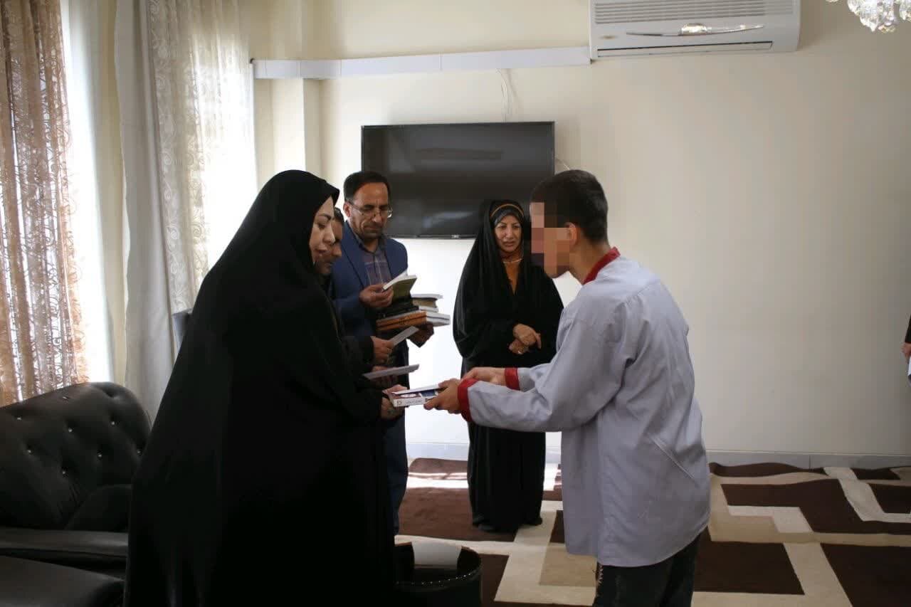 تجلیل از مددجویان کتابخوان کانون اصلاح و تربیت ایلام