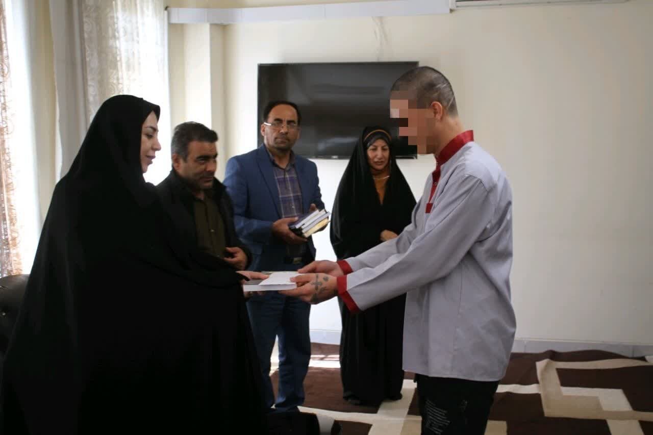 تجلیل از مددجویان کتابخوان کانون اصلاح و تربیت ایلام