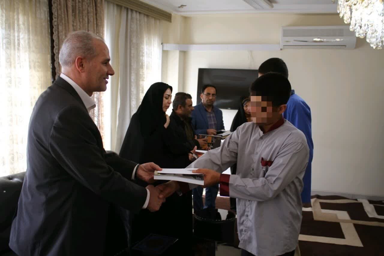 تجلیل از مددجویان کتابخوان کانون اصلاح و تربیت ایلام