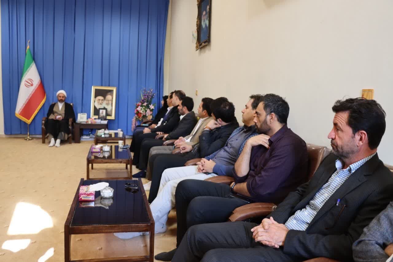 دیدار مدیرکل کتابخانههای عمومی ایلام با نماینده ولی فقیه در استان