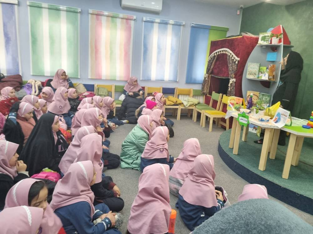 در این کتابخانه متفاوت کودکان با هدهد سفید همخوانی میکنند