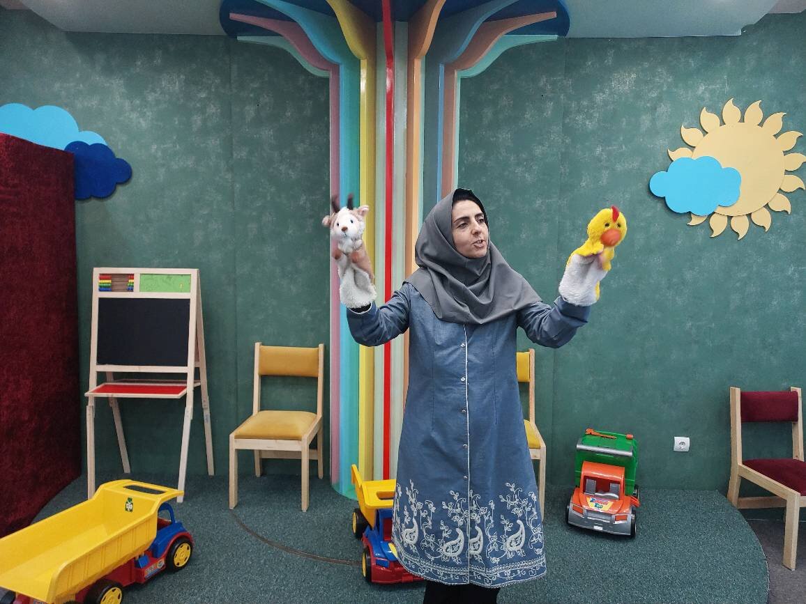 در این کتابخانه متفاوت کودکان با هدهد سفید همخوانی میکنند