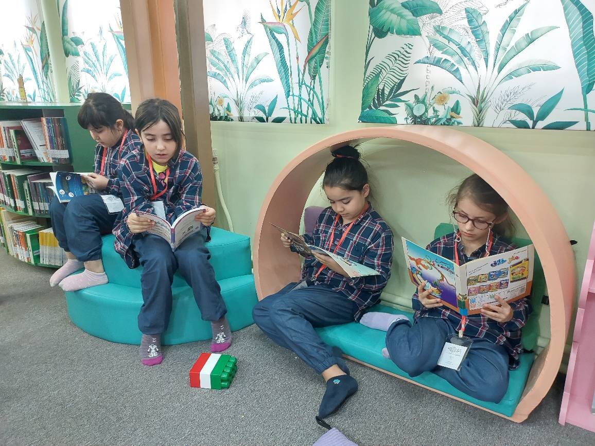 در این کتابخانه متفاوت کودکان با هدهد سفید همخوانی میکنند