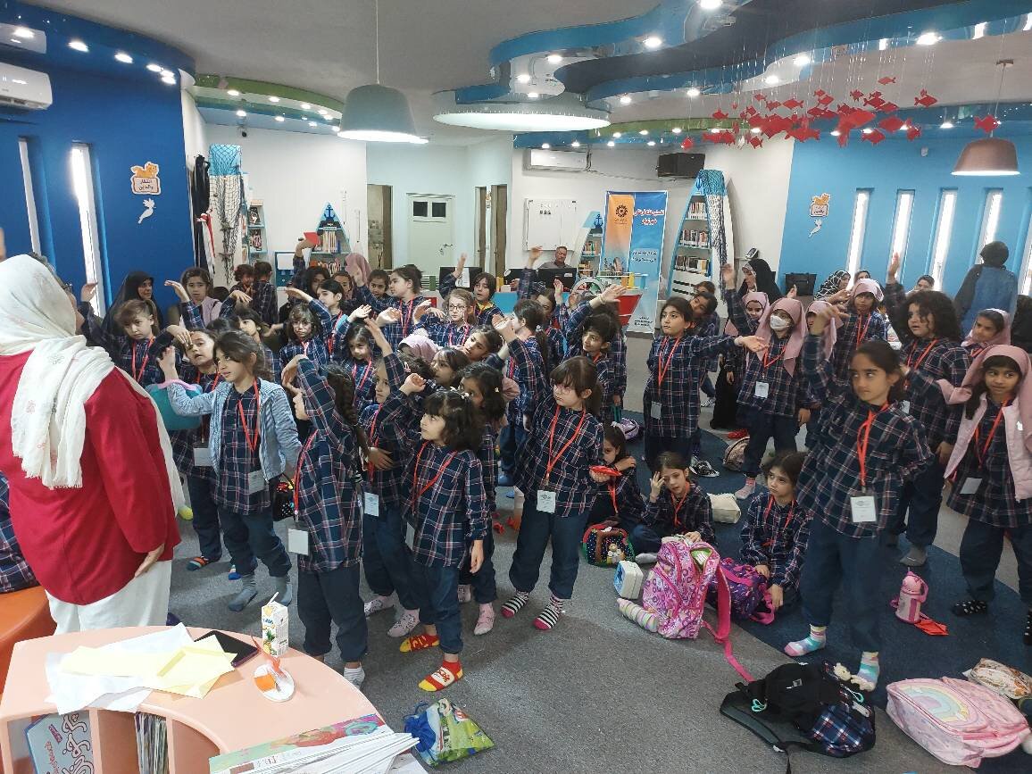 در این کتابخانه متفاوت کودکان با هدهد سفید همخوانی میکنند