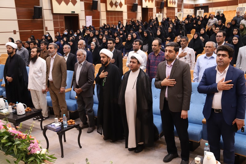 نماینده ولیفقیه در استان، یک میلیارد تومان برای خرید کتاب به کتابخانههای عمومی استان اهدا کرد