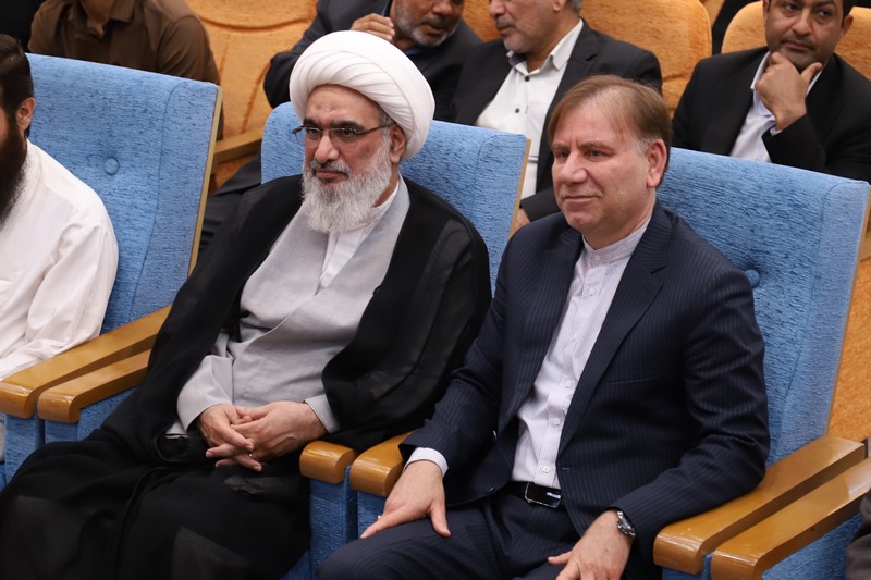 نماینده ولیفقیه در استان، یک میلیارد تومان برای خرید کتاب به کتابخانههای عمومی استان اهدا کرد