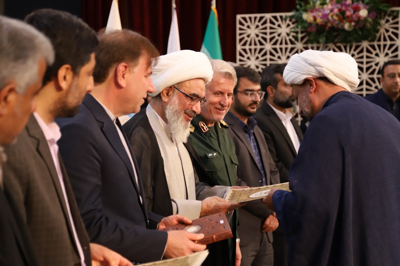 نماینده ولیفقیه در استان، یک میلیارد تومان برای خرید کتاب به کتابخانههای عمومی استان اهدا کرد