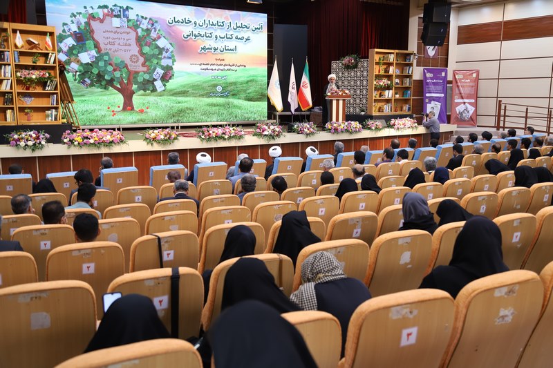 نماینده ولیفقیه در استان، یک میلیارد تومان برای خرید کتاب به کتابخانههای عمومی استان اهدا کرد