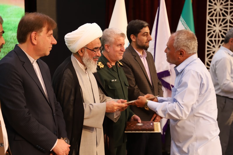 نماینده ولیفقیه در استان، یک میلیارد تومان برای خرید کتاب به کتابخانههای عمومی استان اهدا کرد