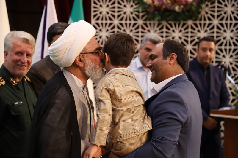 نماینده ولیفقیه در استان، یک میلیارد تومان برای خرید کتاب به کتابخانههای عمومی استان اهدا کرد