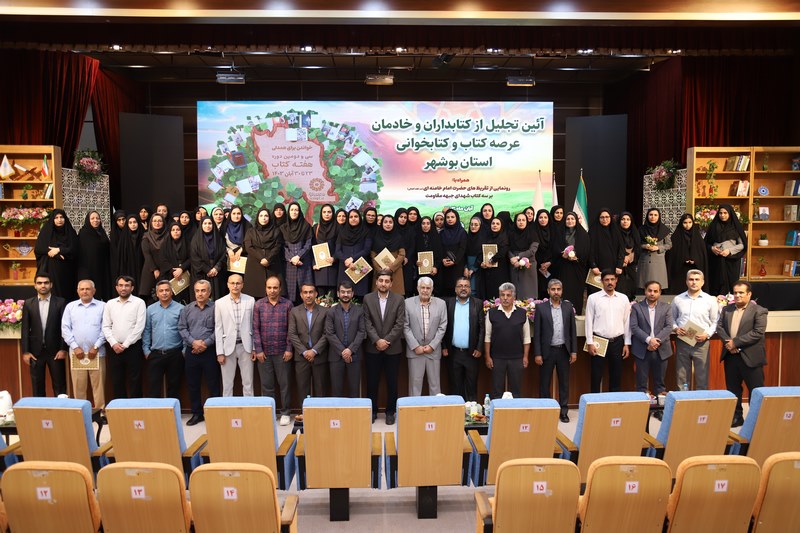 نماینده ولیفقیه در استان، یک میلیارد تومان برای خرید کتاب به کتابخانههای عمومی استان اهدا کرد