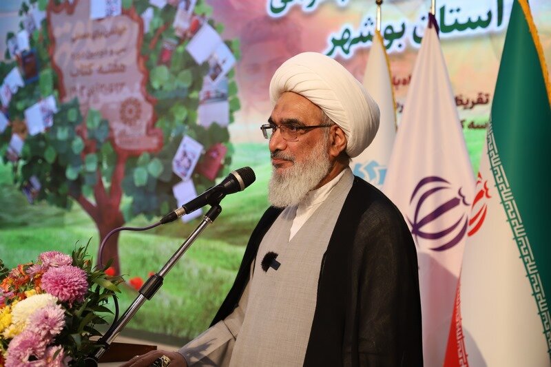 نماینده ولیفقیه در استان، یک میلیارد تومان برای خرید کتاب به کتابخانههای عمومی استان اهدا کرد