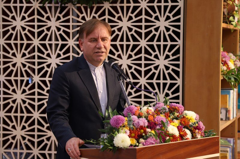 نماینده ولیفقیه در استان، یک میلیارد تومان برای خرید کتاب به کتابخانههای عمومی استان اهدا کرد