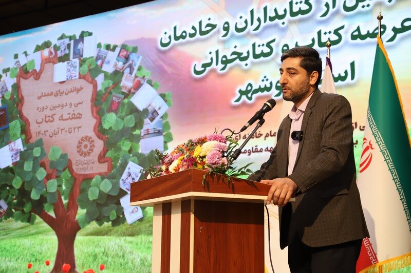 نماینده ولیفقیه در استان، یک میلیارد تومان برای خرید کتاب به کتابخانههای عمومی استان اهدا کرد