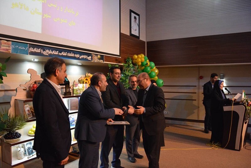 مردم باید به کتاب خواندن احساس نیاز کنند