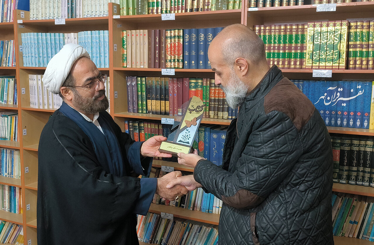 بازدید مدیرکل کتابخانه های عمومی استان قم از کتابخانههای زندانها