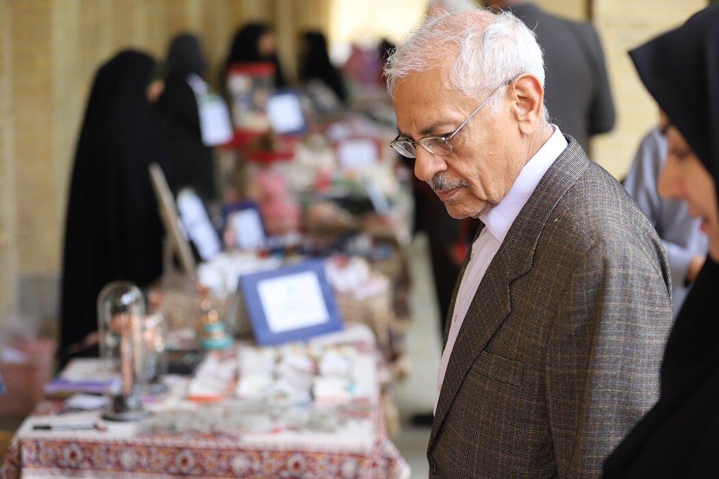 کتابخانه عمومی میتواند اختلال ارتباطیِ نخبگان با نظام اجتماعی را ترمیم کند