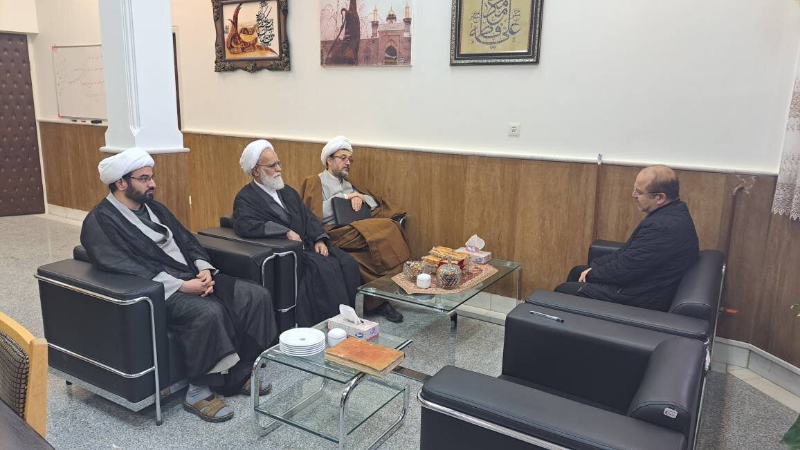 اهدای یک نسخه قرآن نفیس خطی به ادارهکل کتابخانههای عمومی استان مرکزی