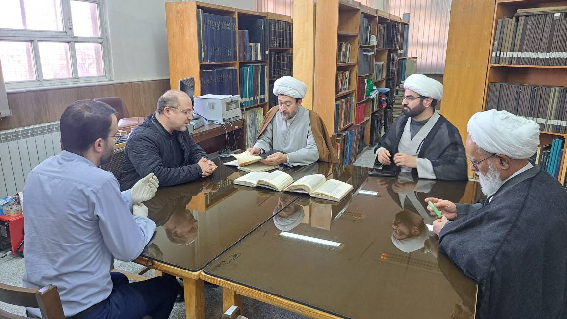 اهدای یک نسخه قرآن نفیس خطی به ادارهکل کتابخانههای عمومی استان مرکزی