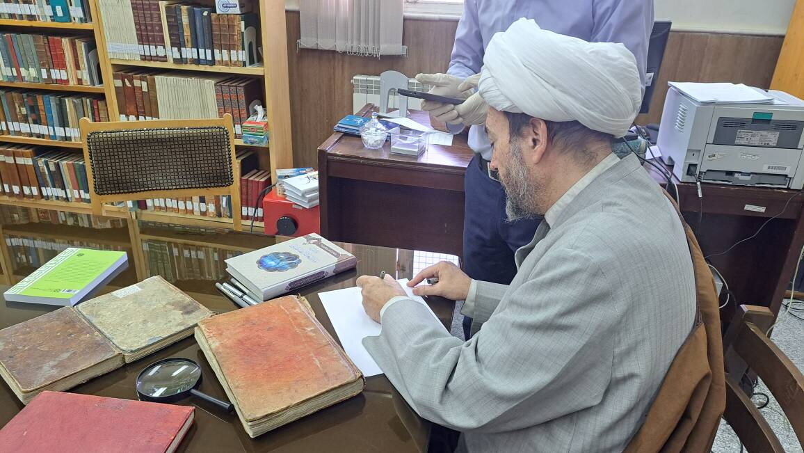 اهدای یک نسخه قرآن نفیس خطی به ادارهکل کتابخانههای عمومی استان مرکزی