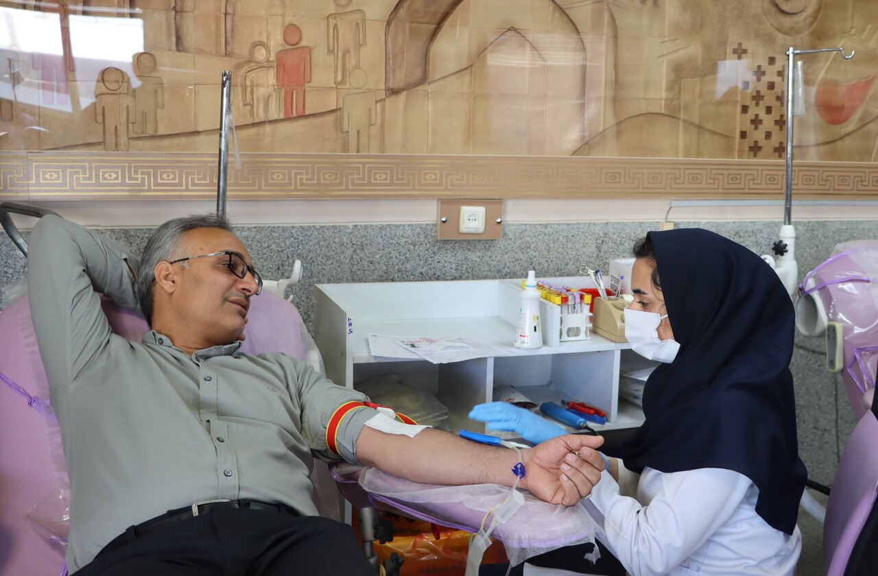 مشارکت مدیرکل و جمعی از کارکنان کتابخانههای عمومی یزد در پویش کتاب خون