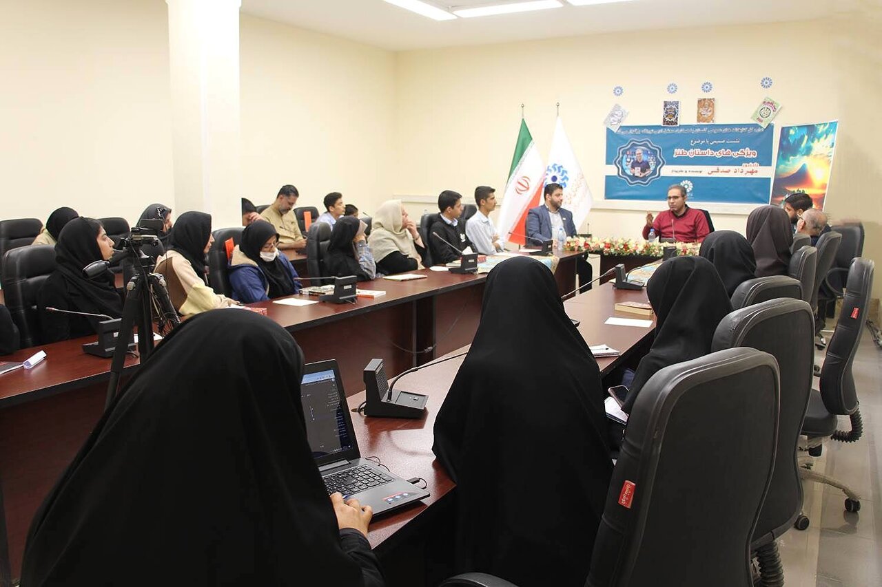 نشست «ویژگیهای داستان طنز» برگزار شد