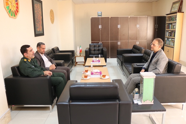 تفاهمنامه همکاری ادارهکل کتابخانههای عمومی و سازمان بسیج ادارات استان سمنان امضا شد