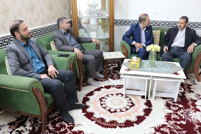 دیدار مدیرکل کتابخانههای عمومی استان سمنان با خانواده شهید محمدرضا شمس الدین