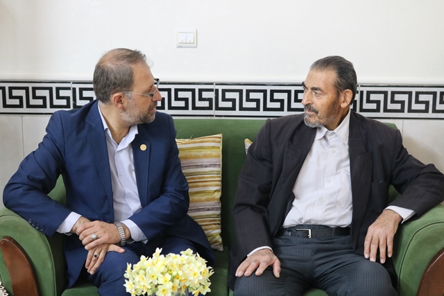 دیدار مدیرکل کتابخانههای عمومی استان سمنان با خانواده شهید محمدرضا شمس الدین