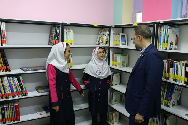 بازدید مدیرکل کتابخانههای عمومی استان سمنان از کتابخانه عمومی شهید محمد ابراهیم همتی