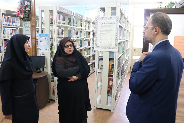 بازدید مدیرکل کتابخانههای عمومی استان سمنان از کتابخانه عمومی شهید محمد ابراهیم همتی