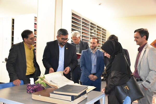 نشست مدیرکل کتابخانه‌های عمومی فارس با اساتید بخش علم اطلاعات و دانش شناسی دانشگاه شیراز